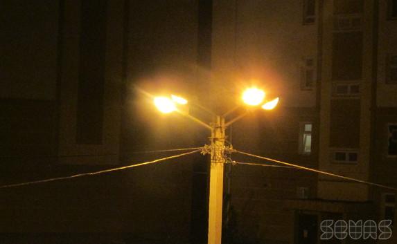 Да будет свет? В Севастополе продолжают гореть вывески и фонари